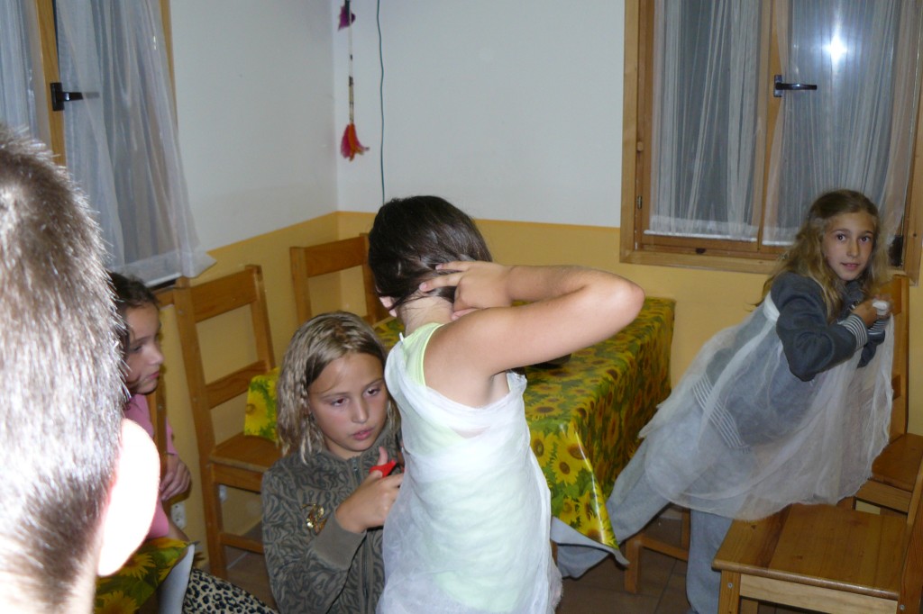 (fotografie: příprava na batiku v jídelně)